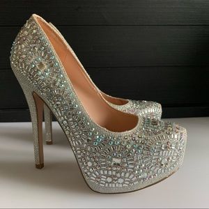 Beautiful sparkle on these. Worn lightly, only once. Perfect condition.